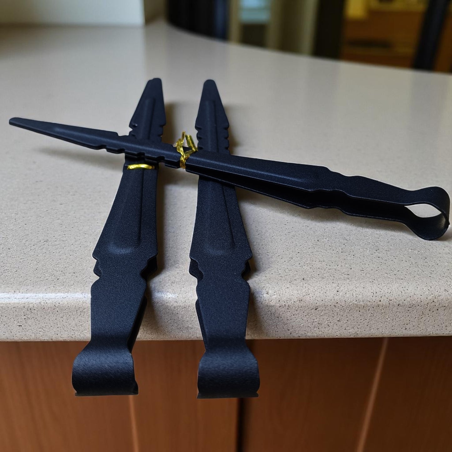 Black Tongs