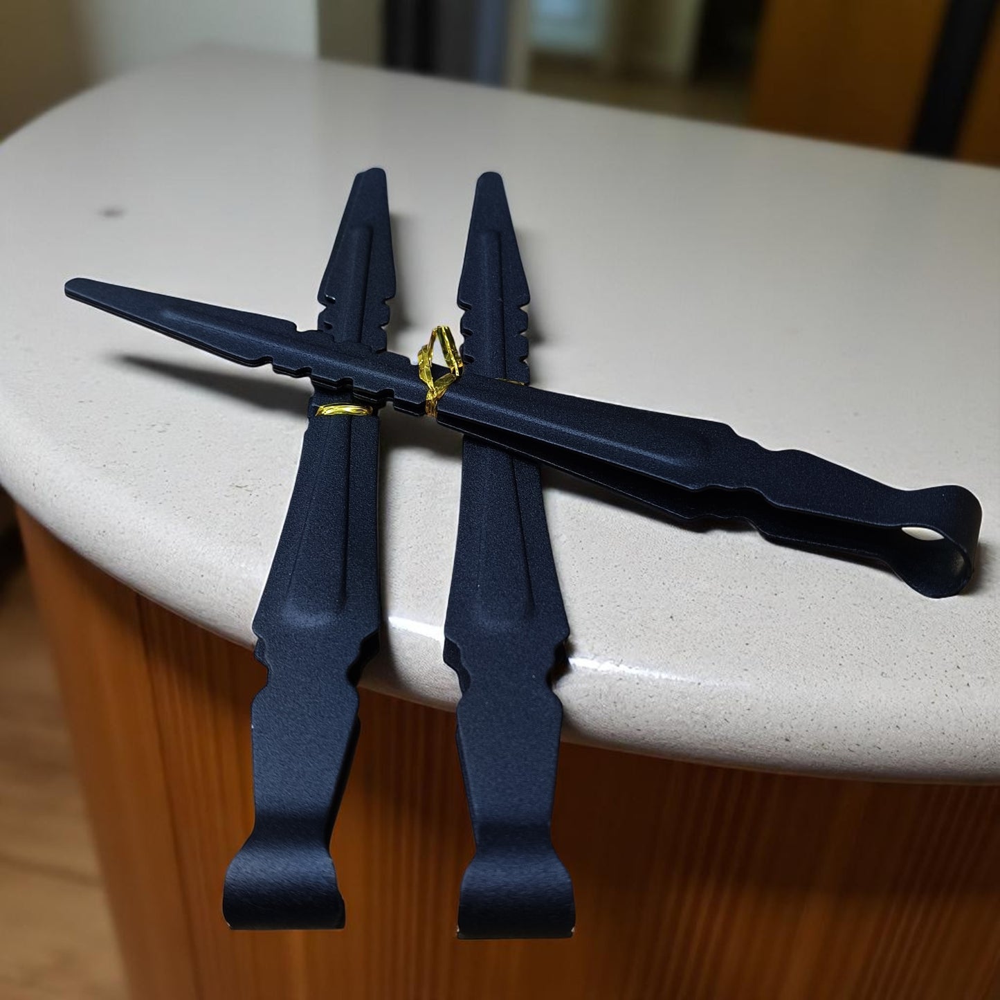Black Tongs